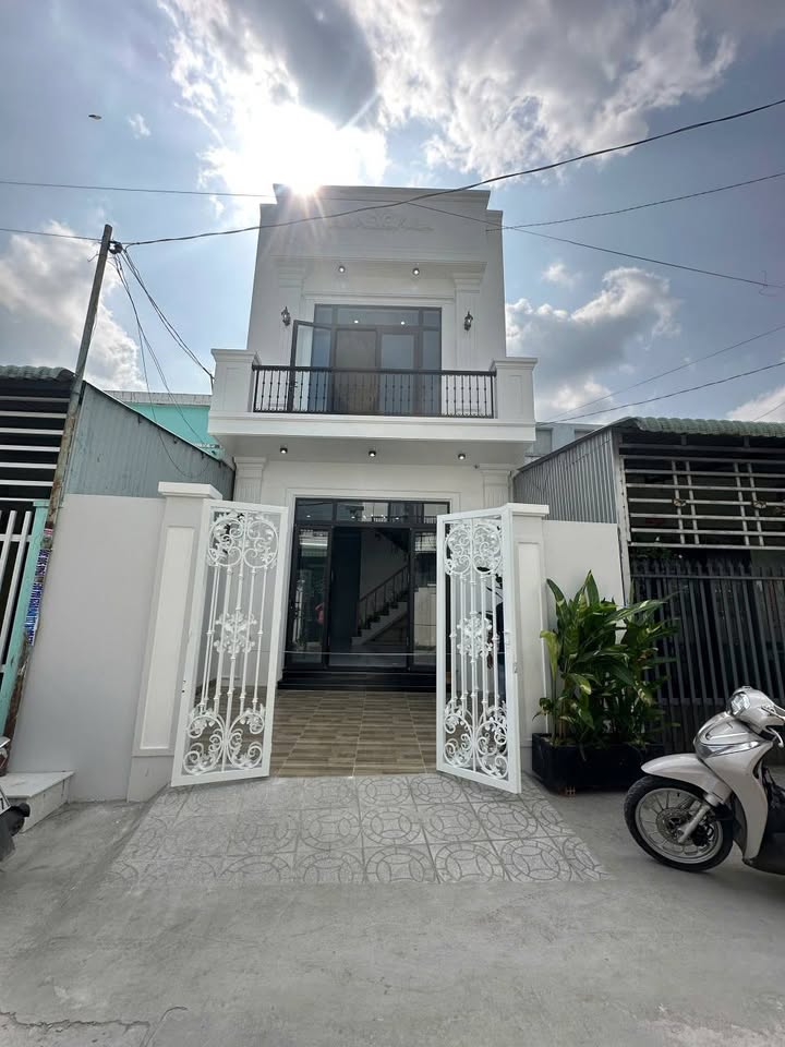 Nhà trệt lầu Tân cổ điển tại Hẻm 97 Liên Hương, 85m² giá 1.99 tỷ - Thiết kế sang trọng, nội thất tặng kèm!