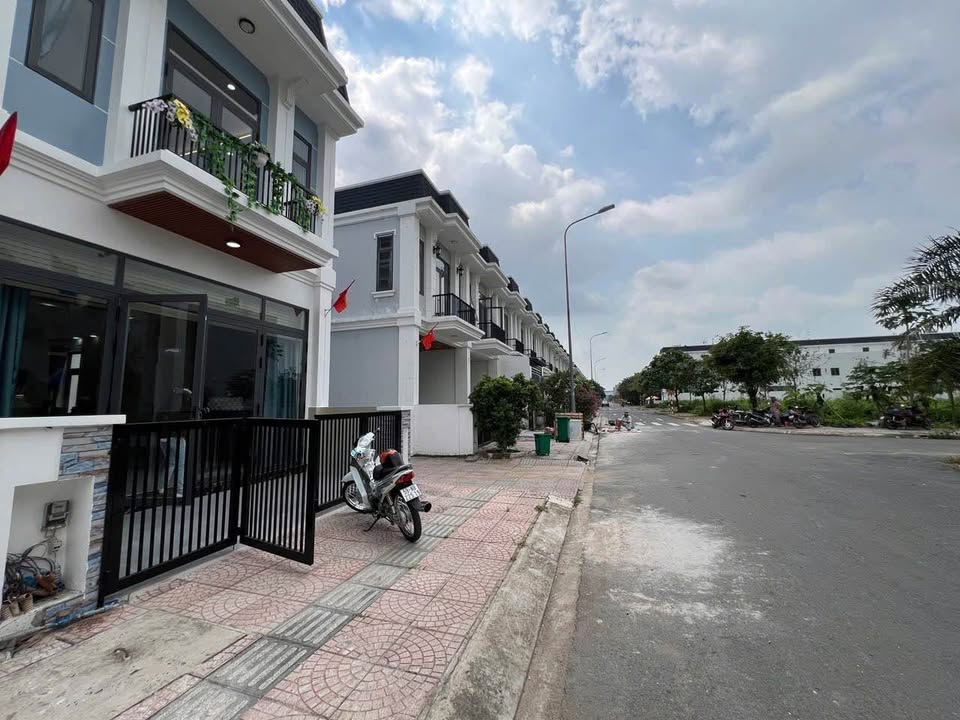 Nhà đẹp Hưng Long 75m² giá 4.4 tỷ - Vị trí đẹp, ô tô đỗ thoải mái!