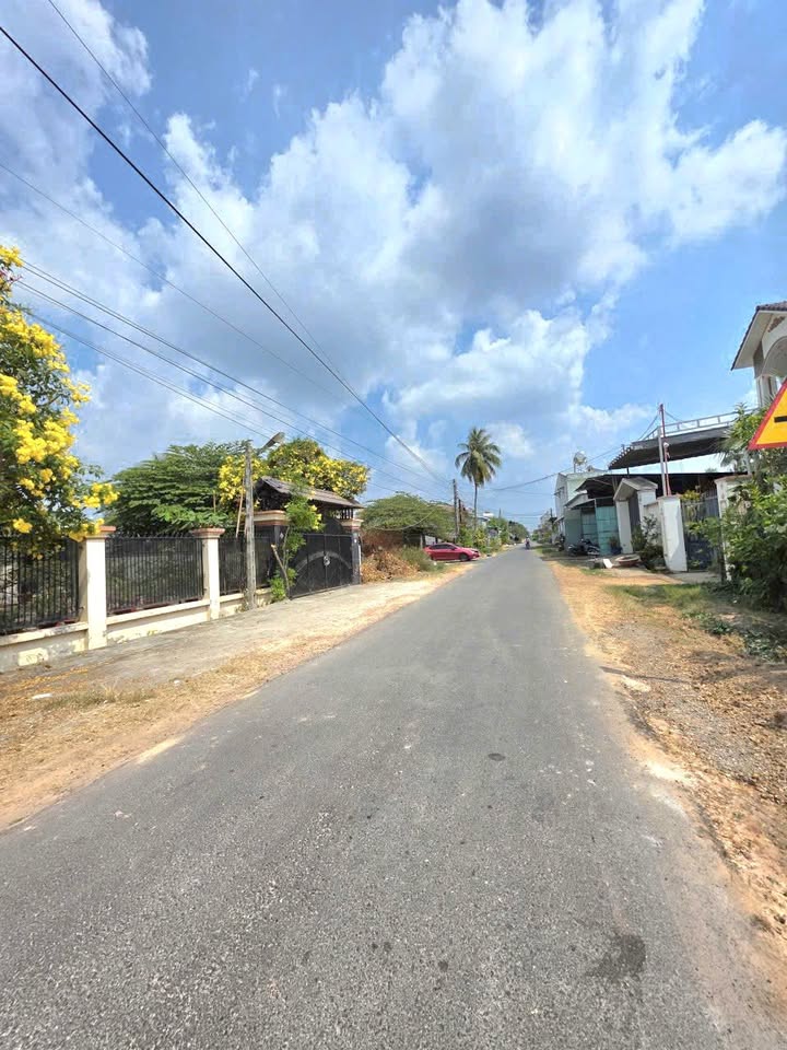 Đất nền Ninh Sơn, Tây Ninh 306m² giá 31.5 tỷ - Vị trí thuận lợi gần chợ và trường học!