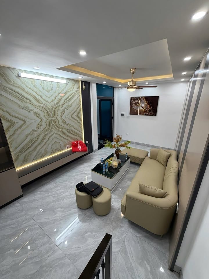 Nhà 5 tầng Ngõ phố Chiến Thắng - Văn Quán 47m² giá 6 tỷ - Sân để xe rộng rãi!