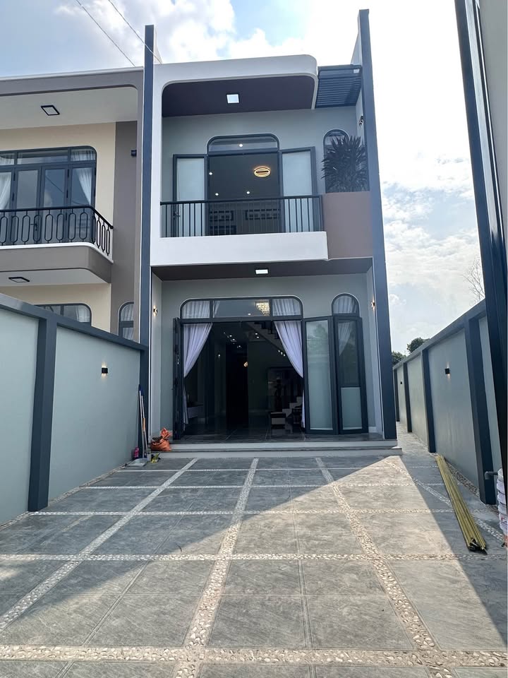 Nhà lầu mới Hòa Thành 164m² giá 2.79 tỷ - Thiết kế hiện đại, vị trí đắc địa!