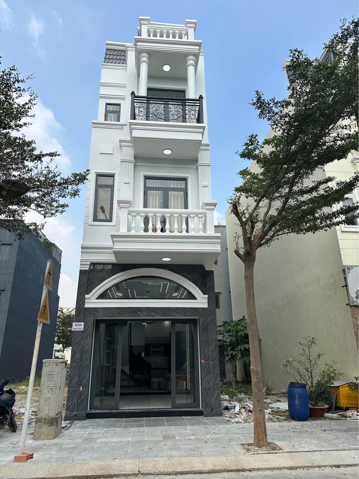 Nhà phố Thủ Đức 60m² giá 5.3 tỷ - Vị trí đắc địa gần Vincom và chợ đầu mối!