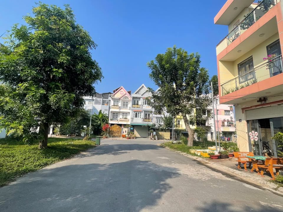 Đất nền KDC 135 Bến Lức 100m² giá 3 tỷ - Sổ hồng chính chủ ngay lập tức!