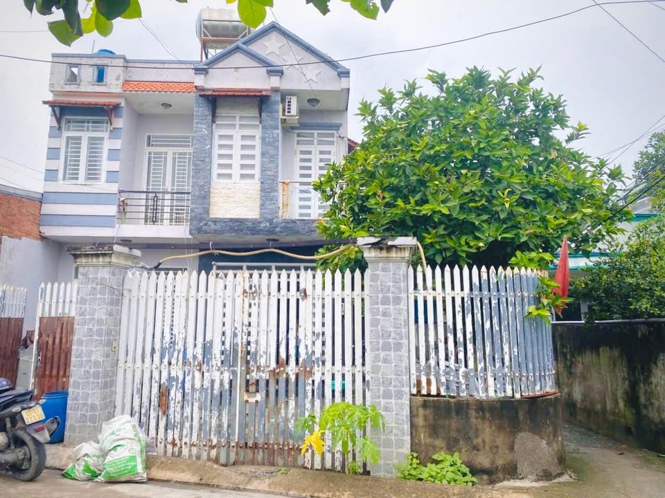 Nhà phố Đông Thạnh Hóc Môn 110m² giá 4.5 tỷ - Sổ hồng chính chủ, tiện ích gần chợ!