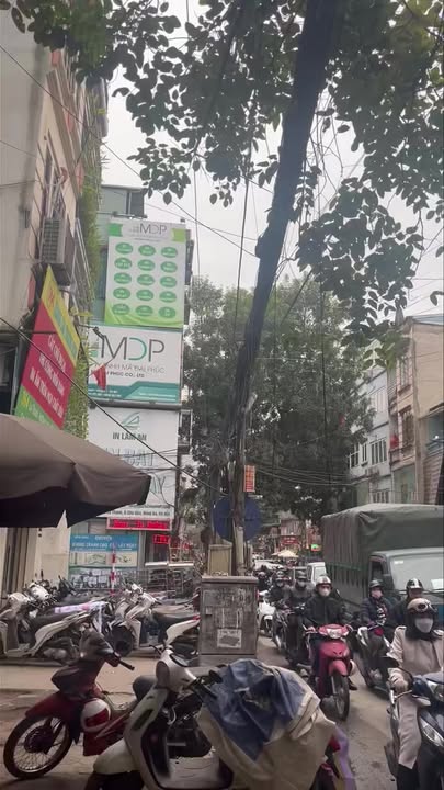 Bán đất tặng nhà mặt phố La Thành, Đống Đa 30m² giá chỉ 13 tỷ - Đầu tư sinh lời ngay!