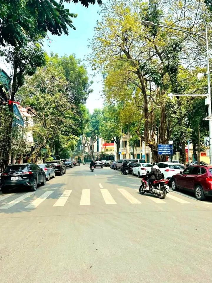 Nhà Phùng Hưng Hoàn Kiếm 41m² giá 18.8 tỷ - Vị trí đắc địa 2 mặt ngõ!