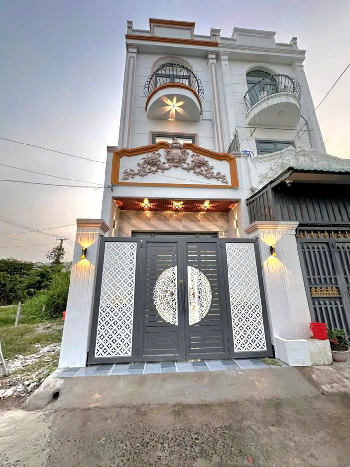 Nhà 1 trệt 2 lầu tại Cần Giuộc, 44m² giá 2.35 tỷ - Dọn vào ở ngay!