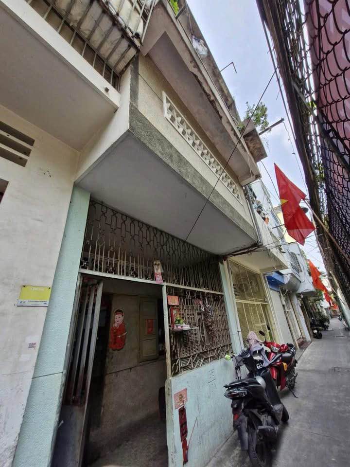 Nhà hẻm 1/ Lạc Long Quân, Quận 11, 30m² giá 4.5 tỷ - Tiện ích đầy đủ!