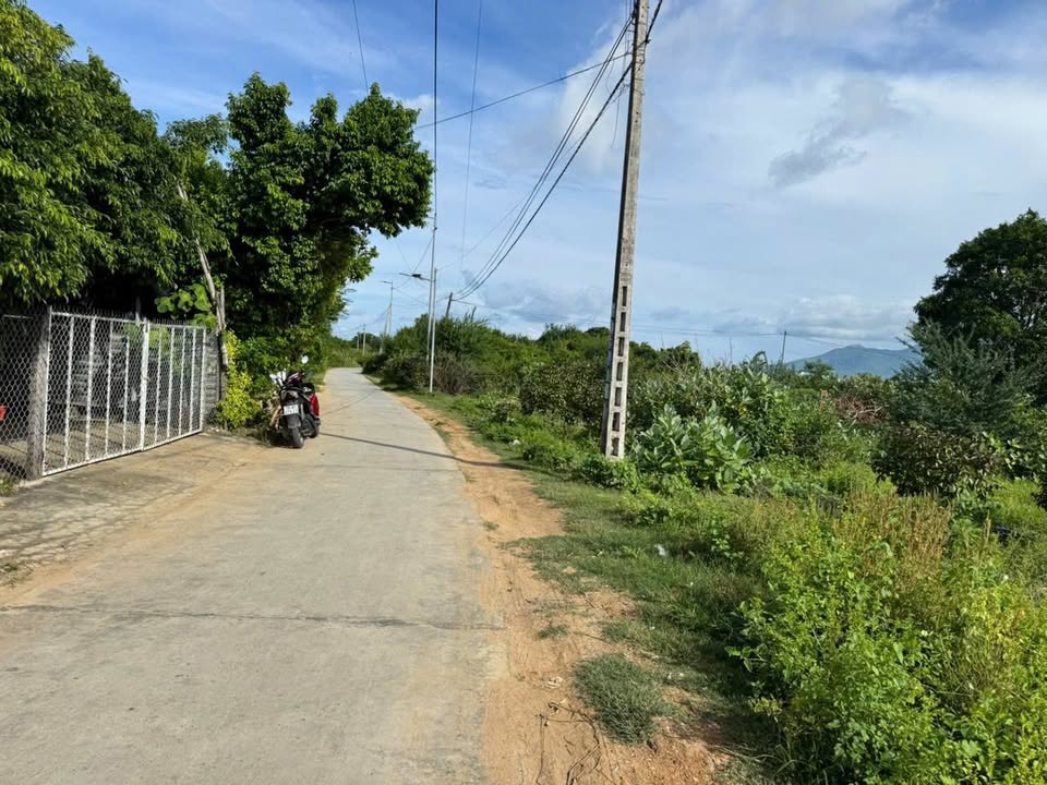 Đất nền Thôn Xuân Mỹ, Ninh Hòa 300m² giá 2.1 tỷ - Cách biển chỉ 1km!