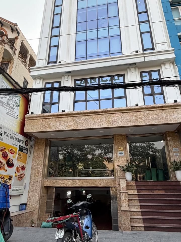 Cho thuê văn phòng tại Phố Huế 360m² giá 12 triệu - Mặt tiền 5m, tiện ích đầy đủ!