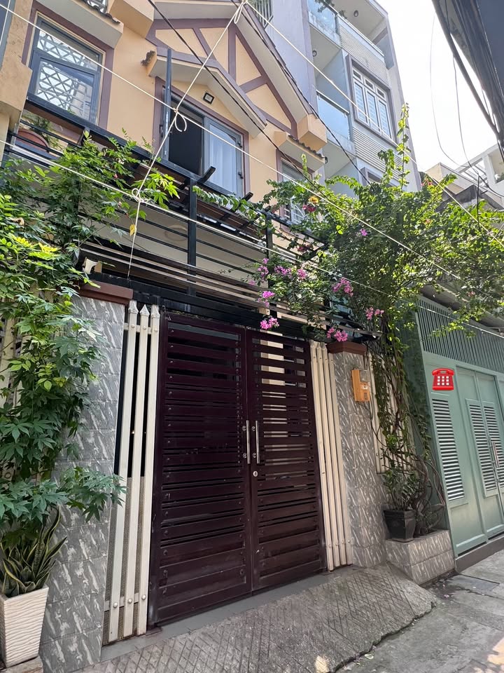 Nhà đẹp Quận 10, 70m² giá chỉ 8 tỷ - Vị trí trung tâm thuận tiện!