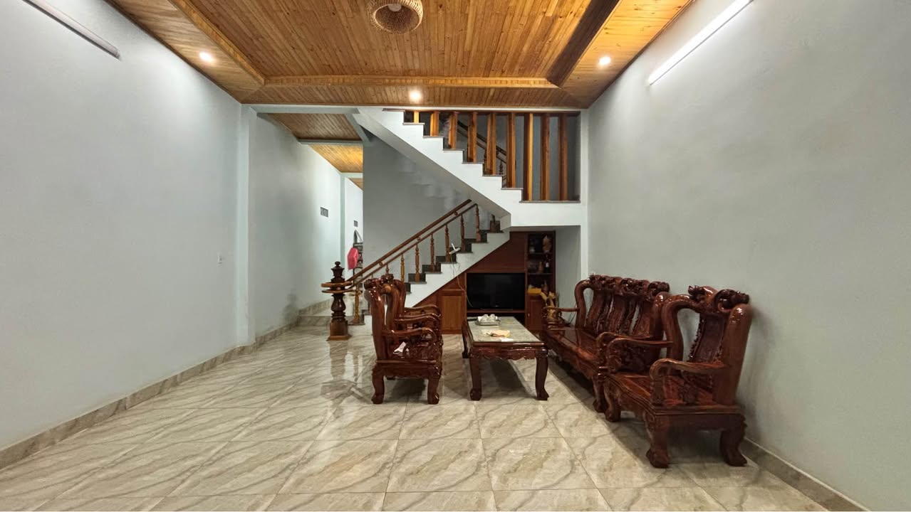 Nhà phố Phường 3 Đà Lạt 100m² giá 3.3 tỷ - Kiên cố, sân ô tô rộng rãi!