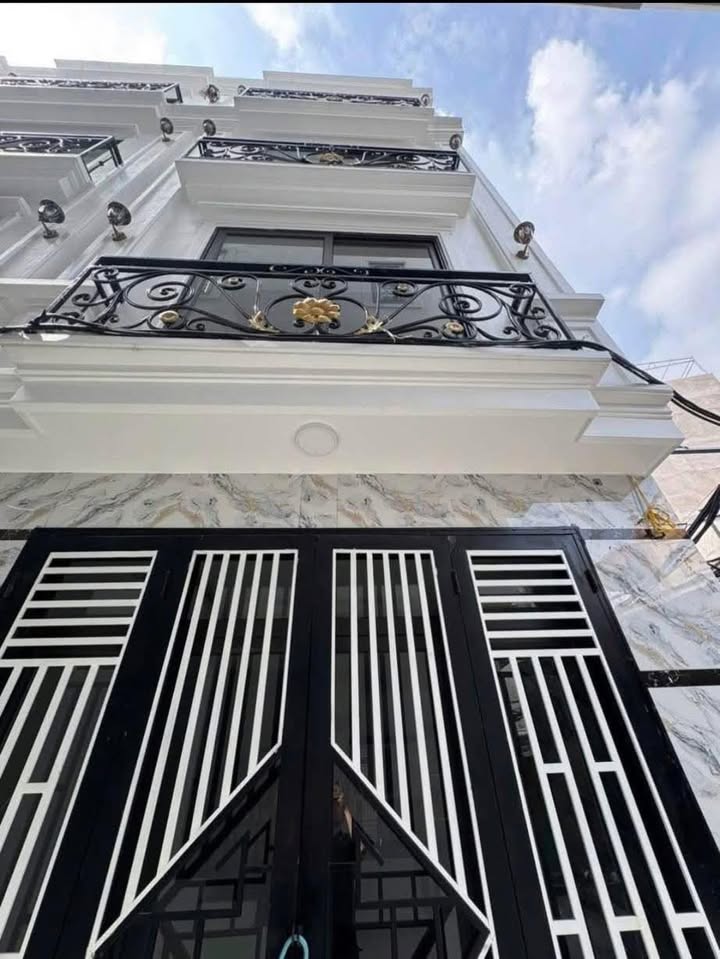 Nhà phố Lĩnh Nam 30m² giá 6.8 tỷ - Thiết kế hiện đại, an ninh tốt!