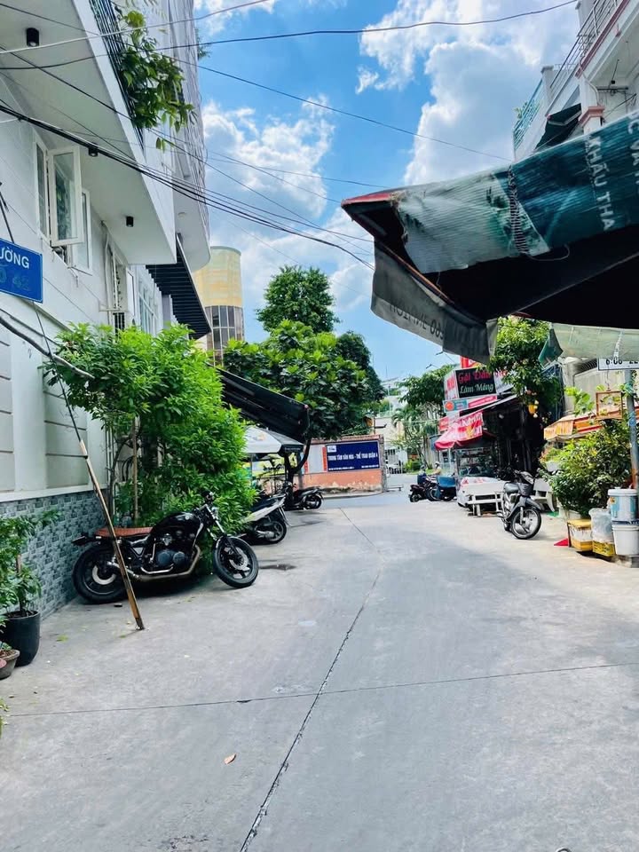 Nhà mặt tiền đường số Quận 4 28m² giá 4 tỷ - Xe hơi vào tận nhà!