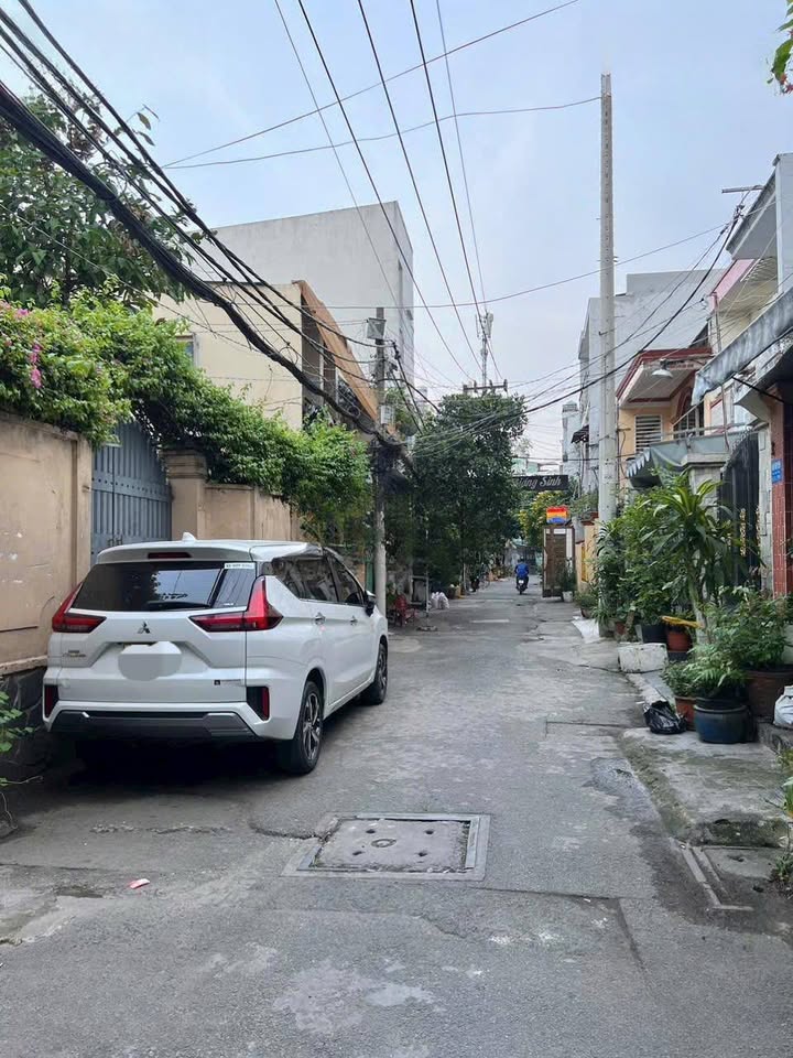 Nhà riêng đường Trịnh Đình Trọng, Tân Phú 60m² giá 6.7 tỷ - Hướng Đông, gần công viên