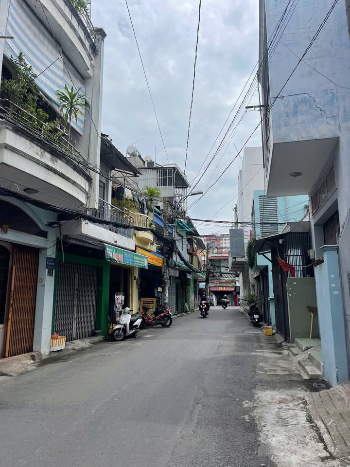 Nhà phố Quận 11 60m² giá 6.8 tỷ - Vị trí đẹp gần Đầm Sen