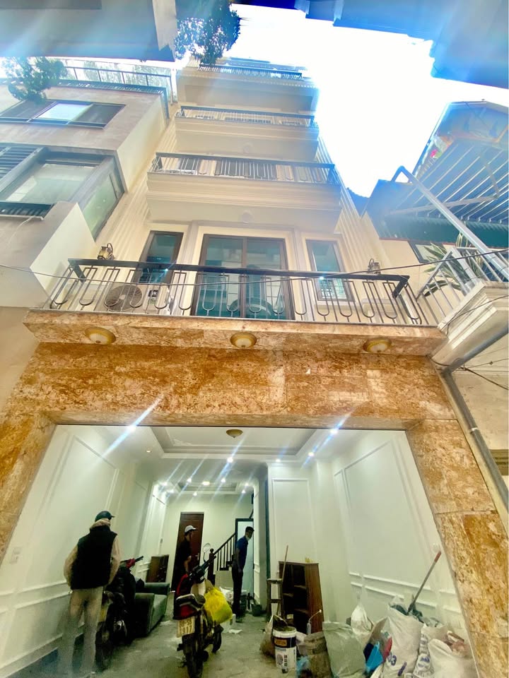 Nhà phố Cầu Giấy 47m² giá thương lượng - Gara ô tô, gần phố chính!