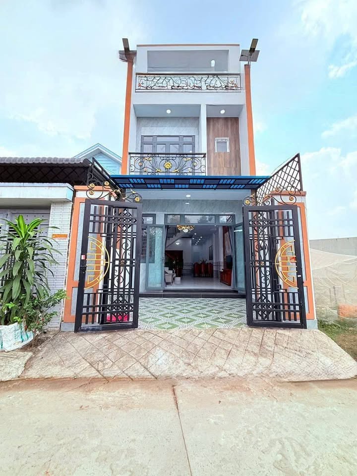 Nhà phố 3 tầng tại ấp mới 1, xã Mỹ Hạnh Nam, 105m² - Thiết kế hiện đại, an ninh tốt!