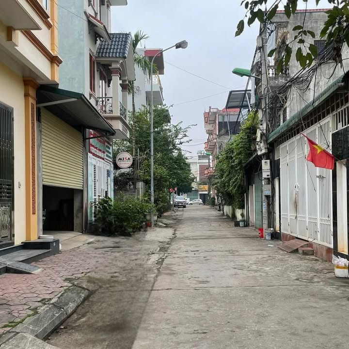 Nhà đất mặt đường Bà Đà, TP. Hòa Bình 50m² giá 1.68 tỷ - Vị trí đắc địa cho kinh doanh!