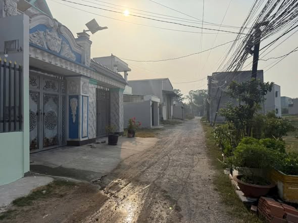 Nhà 1 trệt 1 lầu tại Thị Trấn Đức Hòa, 120m² chỉ 1.55 tỷ - Cơ hội đầu tư hấp dẫn!