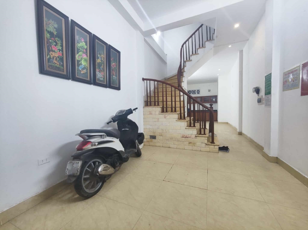 Nhà nguyên căn phố Ngọc Khánh, Ba Đình 55m² giá 15 triệu - Sân rộng, ô tô 15m!