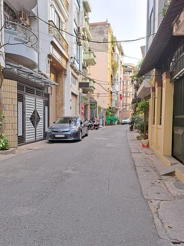 Nhà mặt phố Yên Lạc, 50m², 7 tầng, giá chỉ 28 tỷ - Sổ đỏ chính chủ!