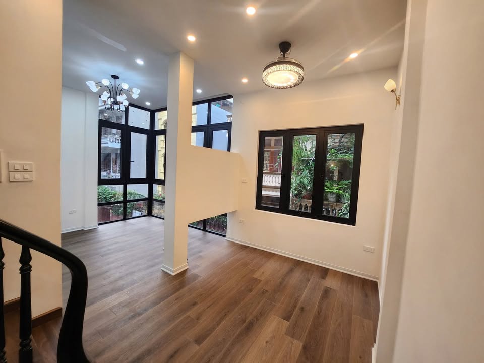 Nhà phố Phân Lô Yên Lạc, Quận Hai Bà Trưng, 27m², Gara ô tô đỗ cửa - Giá thương lượng!