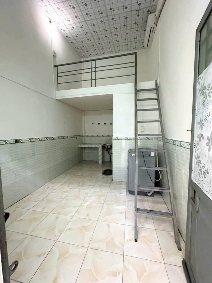 Phòng trọ cho thuê tại Nguyễn Văn Cừ, 25m² giá 2.3 triệu - Sẵn sàng ở ngay!