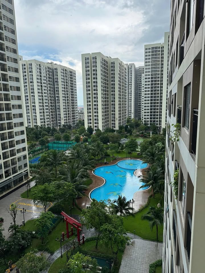 Căn hộ Vinhomes Grand Park Thủ Đức 32m² giá 1.9 tỷ - Sẵn bếp rèm, view hồ bơi