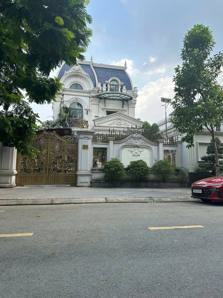 Biệt thự cổ điển view Hồ Hiệp Thành 330m² giá 35 tỷ - Kiến trúc sang trọng!