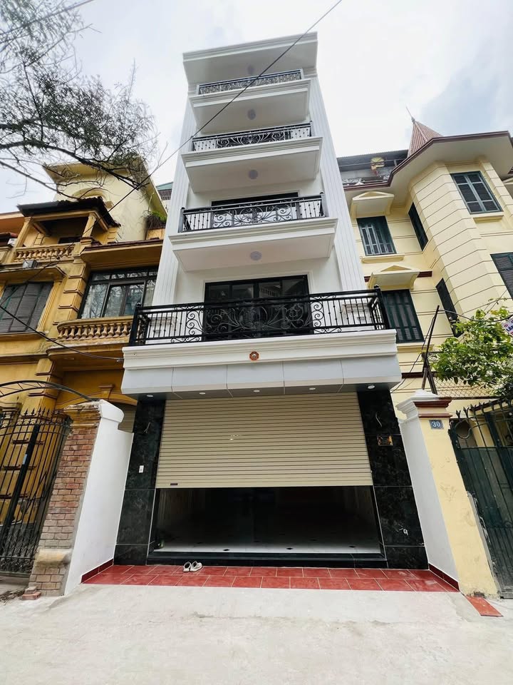 Nhà đẹp Phạm Văn Đồng 55m² giá 14 tỷ - Ô tô tránh, ngõ thông