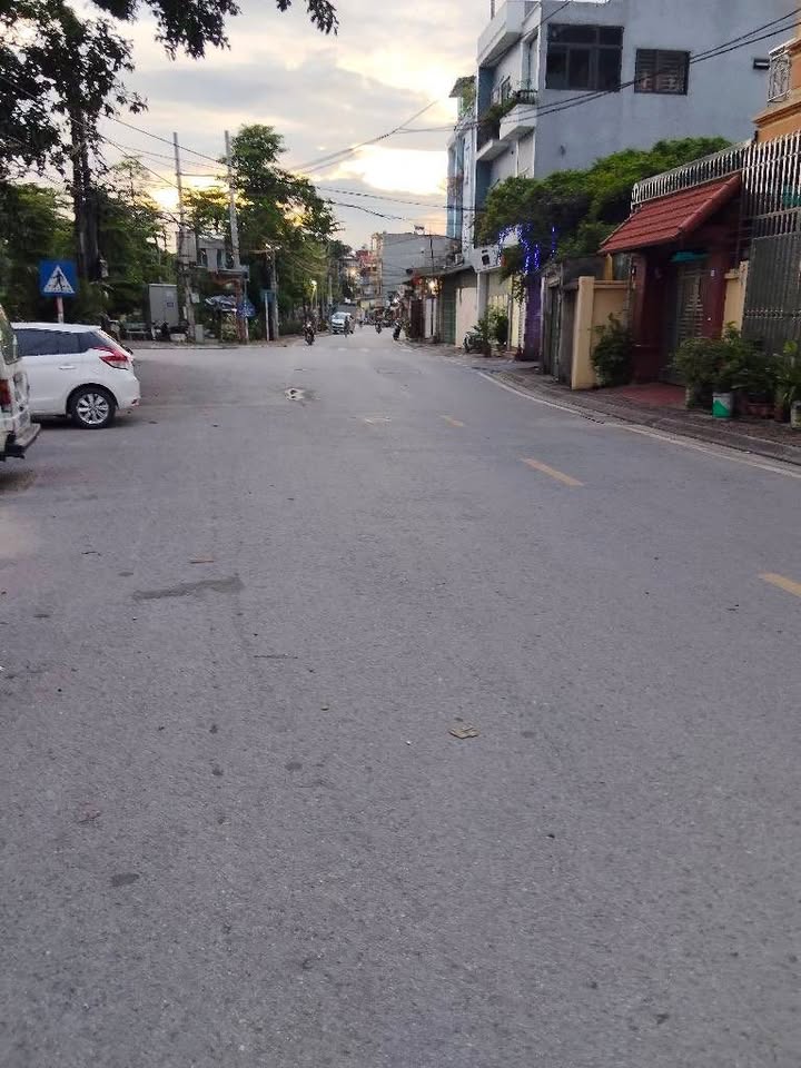 Nhà đẹp Thanh Trì 35m² giá 4.2 tỷ - Ô tô đỗ cửa, giao thông thuận lợi!