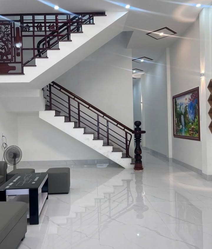 Nhà 2 tầng mặt tiền đường Trần Thái Tông, Quảng Ngãi - Thiết kế hiện đại, nội thất mới 100%!