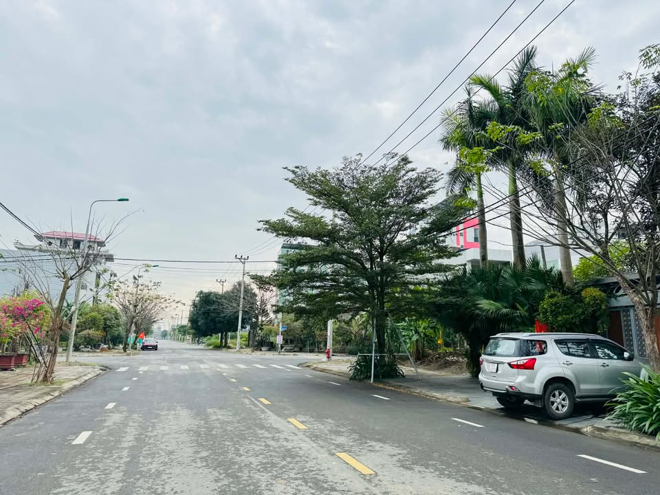 Bán biệt thự đường Lê Sỹ, Đà Nẵng 318.7m² - Bên sông thoáng mát!