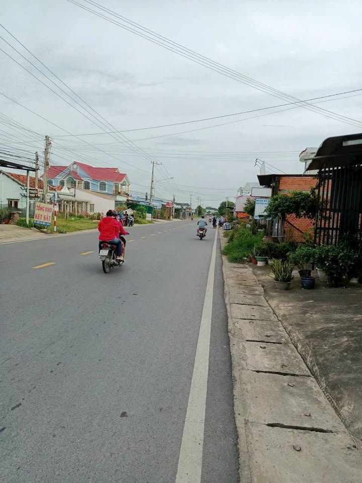 Nhà cấp 4 mặt tiền nhựa Đức Hòa Thượng 117m² giá 3 tỷ - Vị trí thuận lợi!