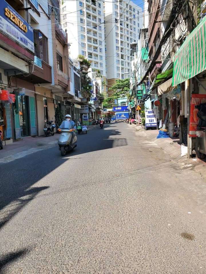 FrontHouse 341 Lạc Long Quân, Quận 11, 32.4m², Giá 7.5 tỷ - Kinh doanh sầm uất!