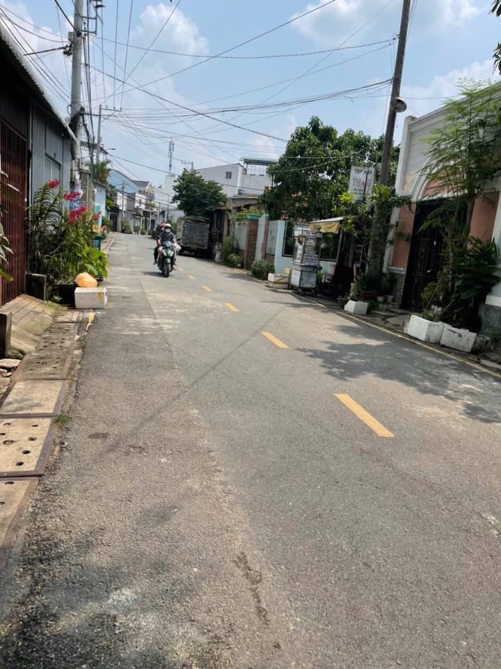 Nhà mặt tiền đường Trung Đông, Hóc Môn 200m² giá 6.3 tỷ - Sổ đỏ riêng!