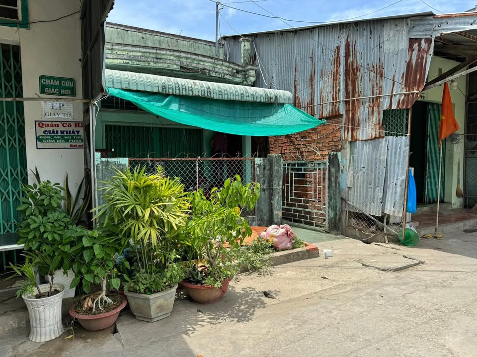 Nhà bán tại Thị trấn Sông Đốc, Huyện Trần Văn Thời, 88m² - Gần chợ, tiện ích đầy đủ!