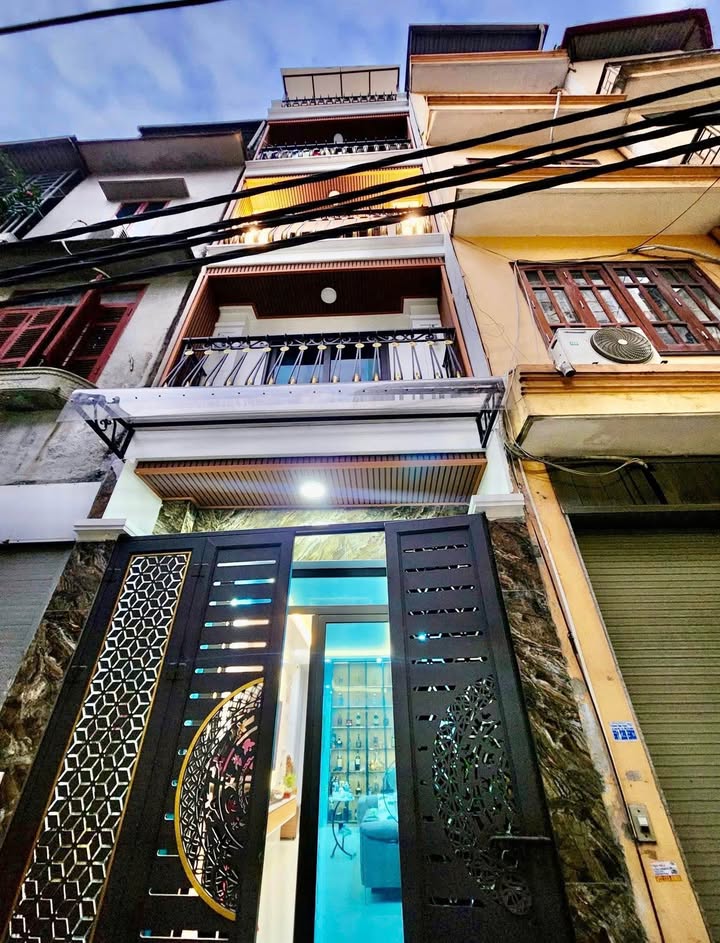 Nhà Thịnh Quang, Đống Đa 52m² giá 17.5 tỷ - Thang máy và nội thất cao cấp!