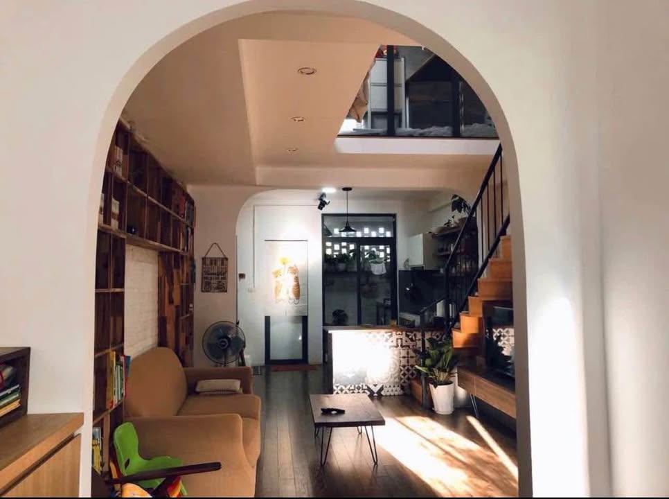 Nhà 2 tầng Ngọc Thụy 46m² giá 5.3 tỷ - Thiết kế đẹp, nội thất đầy đủ!