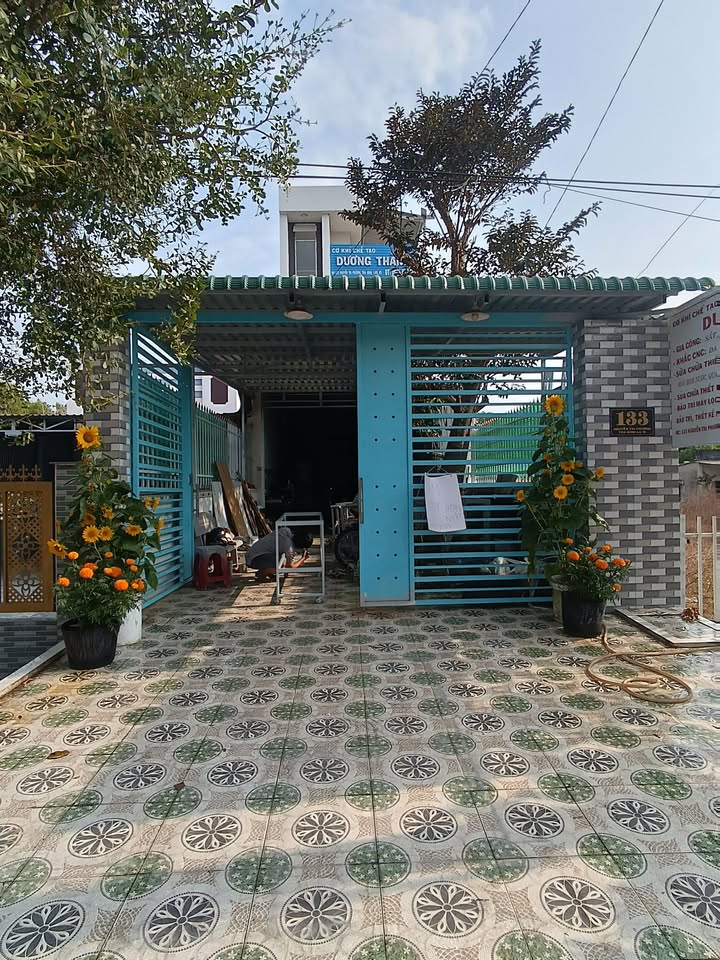 Bán nhà mặt tiền đường Nguyễn Tri Phương, Tân Bình, 100m² giá 3.2 tỷ - Nhà 2 tầng mới đẹp gần biển!