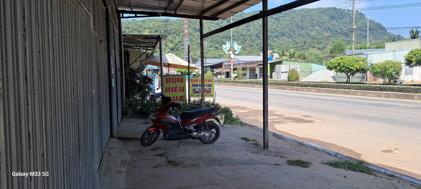 Nhà cho thuê lô góc 300m² tại Hàm Ninh - Khu sầm uất, giá chỉ 6 triệu/tháng!