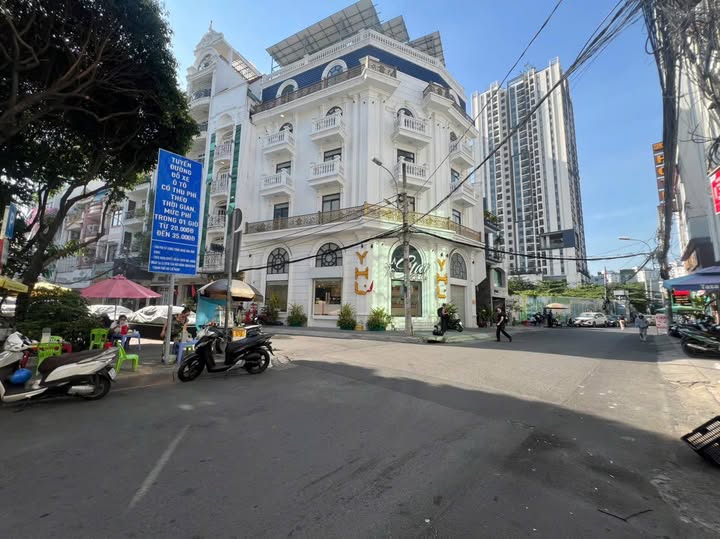Bán tòa nhà góc 2 mặt tiền Đường Cách Mạng Tháng 8, Quận 10 - Vị trí đắc địa, giá thỏa thuận!