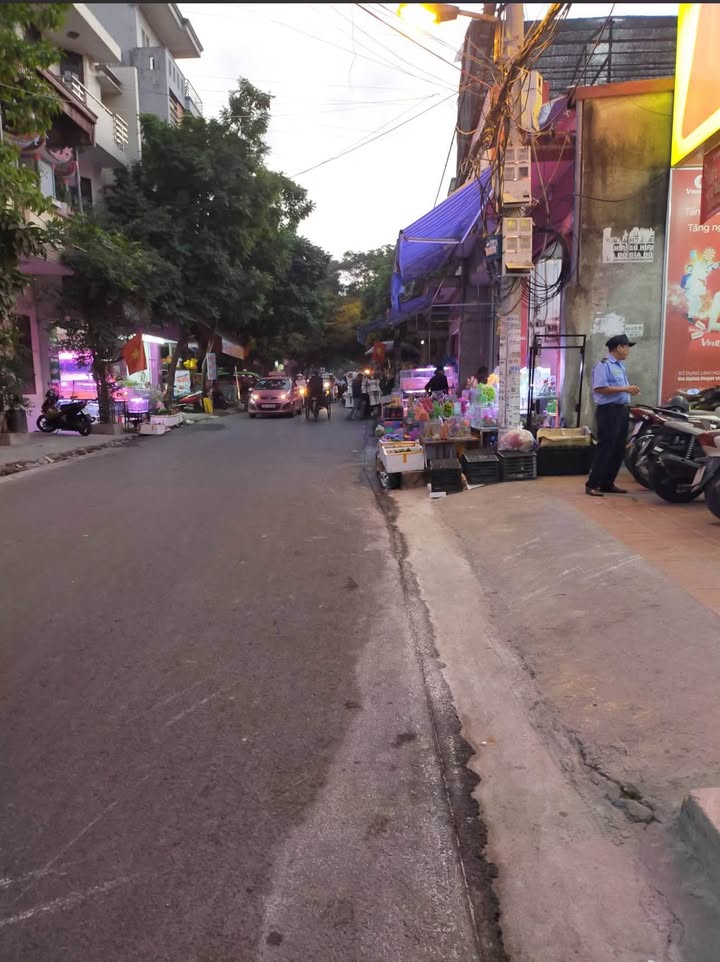 Nhà mặt đường Chợ Hàng, Hải Phòng 128,5m² giá 25 triệu - Vị trí đẹp, kinh doanh sầm uất!