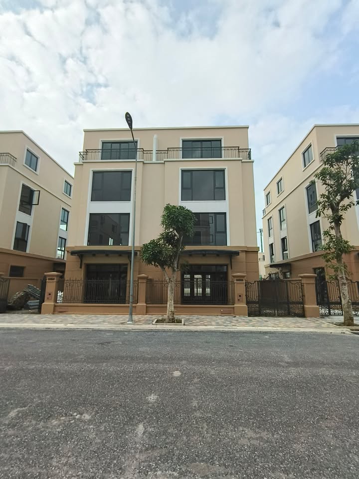 Townhouse Vinhomes Vũ Yên Hải Phòng 190m² giá 15.7 tỷ - View bến du thuyền tuyệt đẹp!