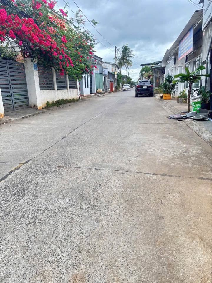 Nhà phố Ea Kao, Đắk Lắk 308m² giá 8 tỷ - Kinh doanh thuận lợi!