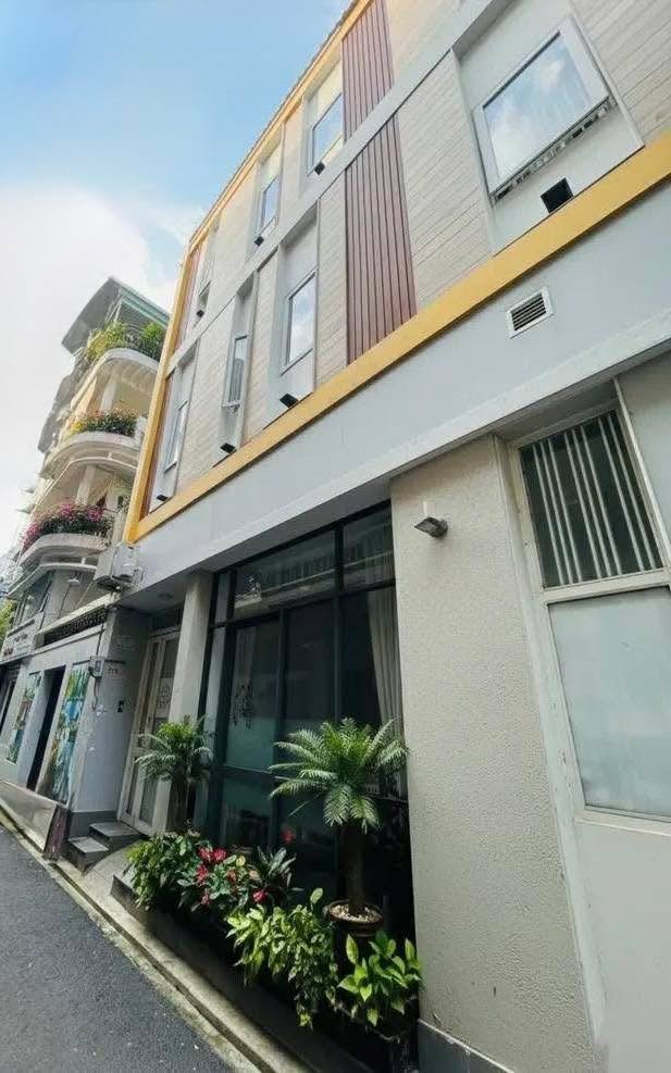 Nhà Phú Nhuận 70m² giá 11 tỷ - Hẻm xe hơi, hoàn công đầy đủ!