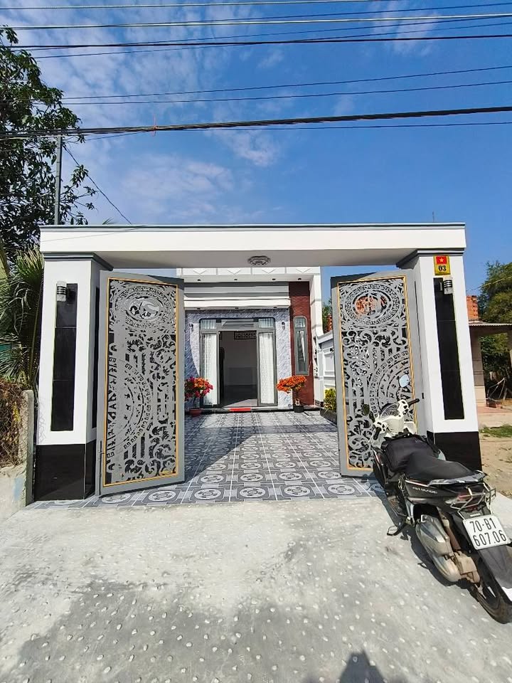 Nhà Phố Đẹp Cột Đúc Hiện Đại Phường Long Hoa 120m² giá 1.65 tỷ - Sẵn sàng vào ở!