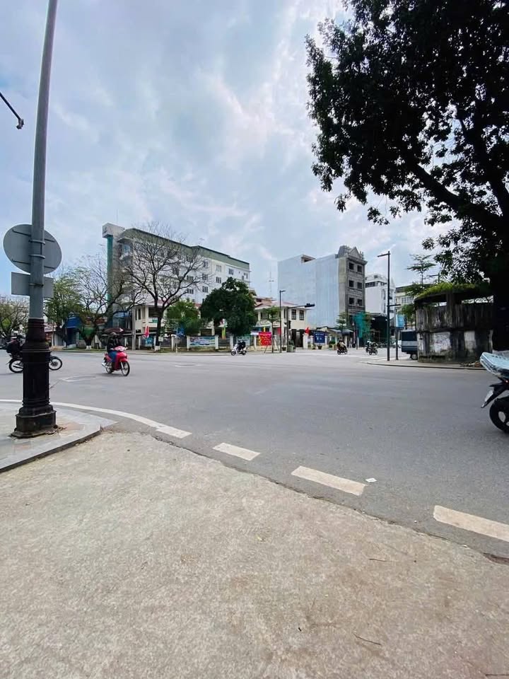 Nhà Gác Lửng Kiệt Xe máy Nguyễn Huệ 98m² giá 2.8 tỷ - Sát Trường Đại Học Y Dược Huế!