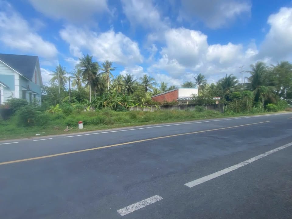 Đất mặt tiền QL 57, Tân Bình, Mỏ Cày Bắc 750m² giá 1.8 tỷ - Cơ hội đầu tư hấp dẫn!